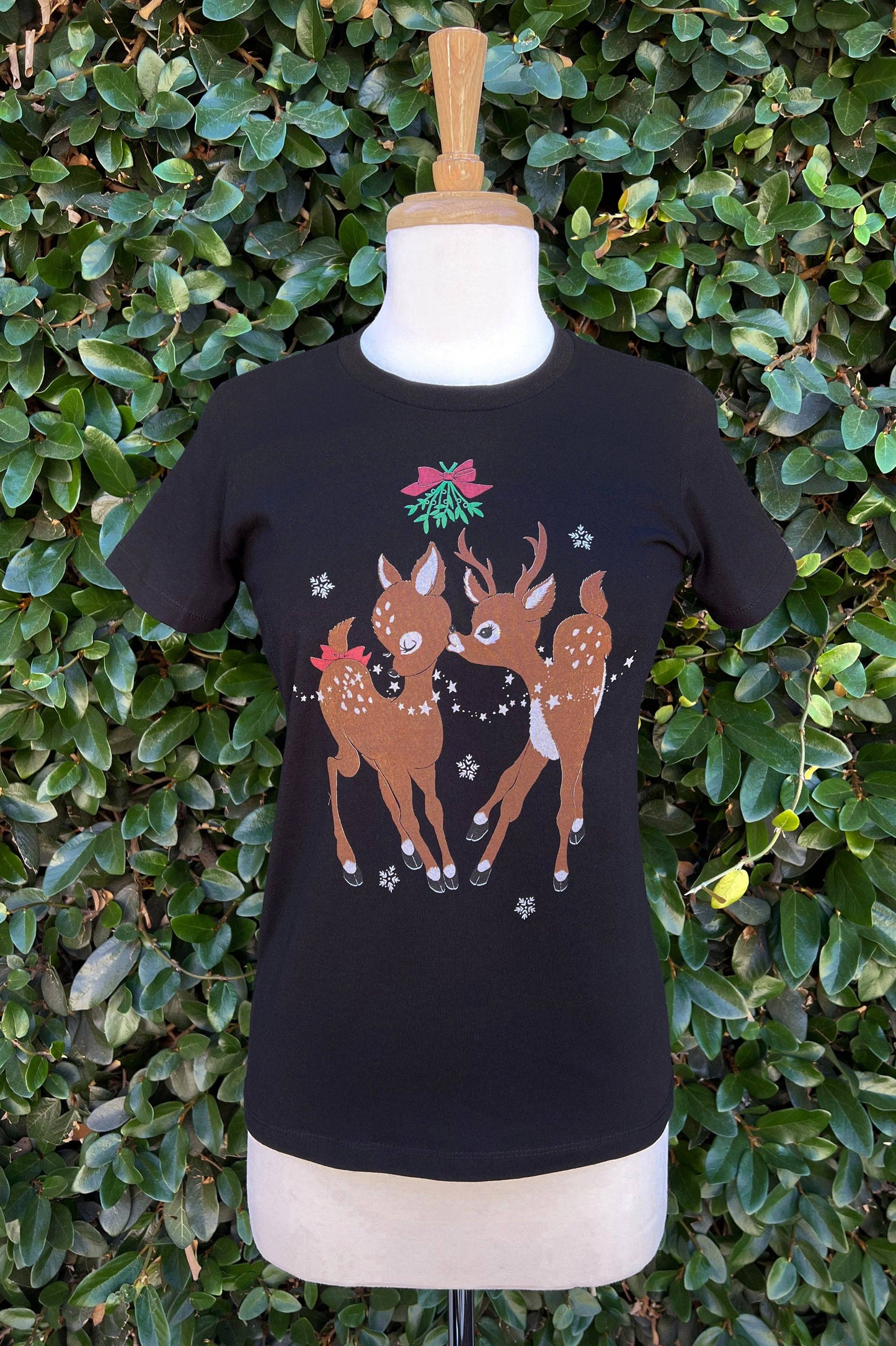 Mistletoe Kisses Fitted Tee in Black