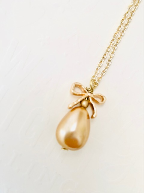 Mother of Pearl Oval Pendant Gold Necklace 