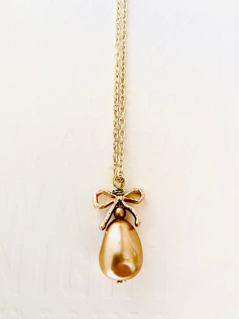 Mother of Pearl Oval Pendant Gold Necklace 