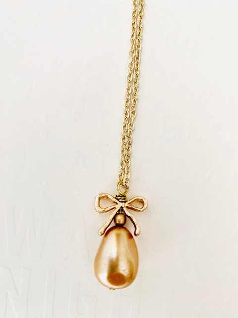 Mother of Pearl Oval Pendant Gold Necklace 