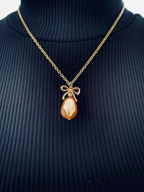 Mother of Pearl Oval Pendant Gold Necklace 