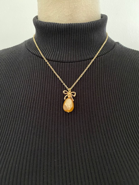 Mother of Pearl Oval Pendant Gold Necklace 